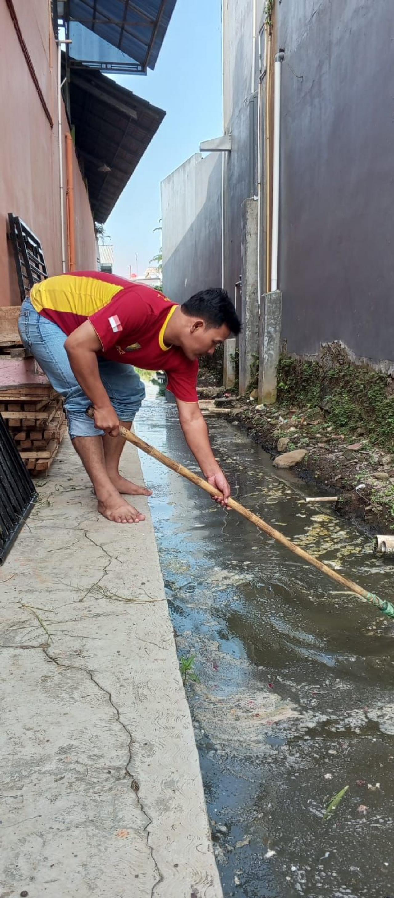 PEMBERSIHAN SALURAN DI 5 TITIK KOTA PEKALONGAN - Dinas Pekerjaan Umum ...