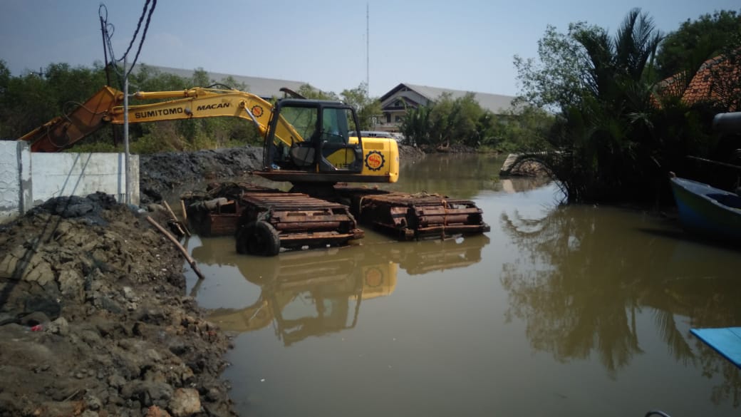 Pengerukan sedimentasi/lumpur di muara Kali Sibulanan Slamaran