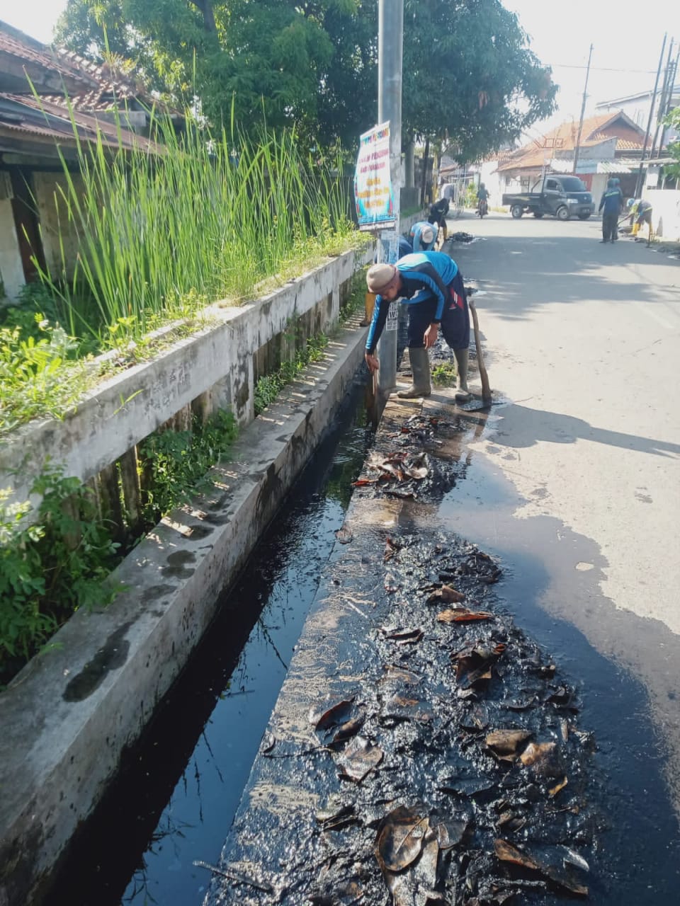PEMBERSIHAN SALURAN PEMATUS JALAN TERATE