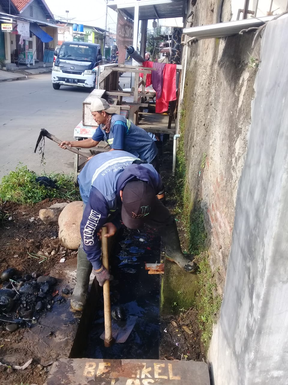 PEMBERSIHAN SALURAN PEMATUS JALAN TRUNTUM