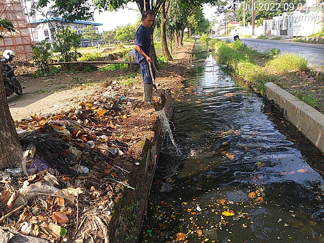  PEMBERSIHAN SALURAN DI 5 TITIK KOTA PEKALONGAN 