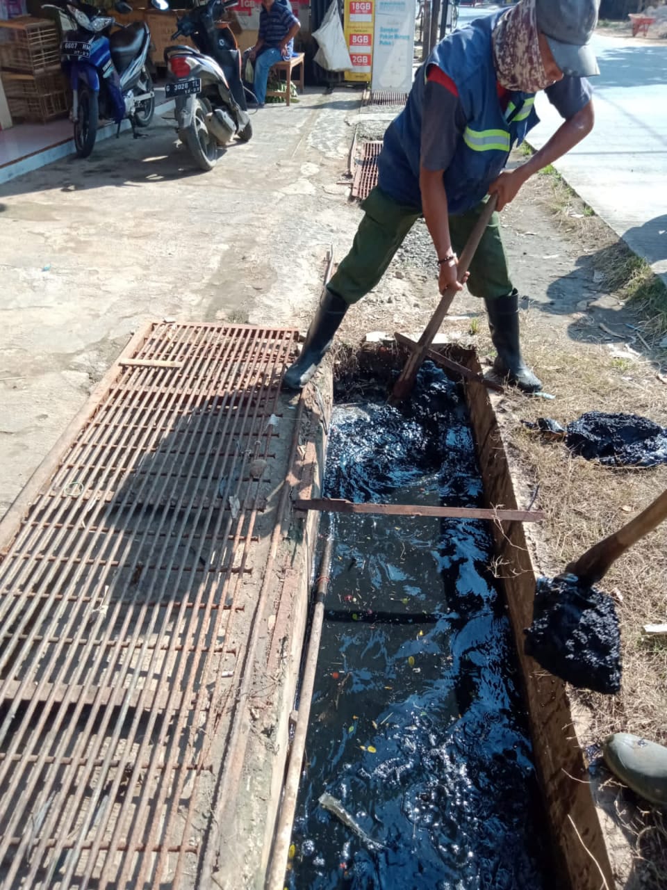 PEMBERSIHAN SALURAN PEMATUS JALAN TRUNTUM