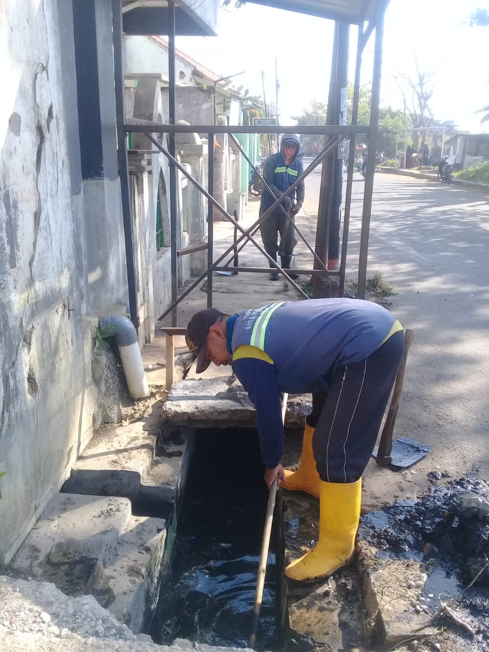 PEMBERSIHAN SALURAN PEMATUS JALAN TRUNTUM