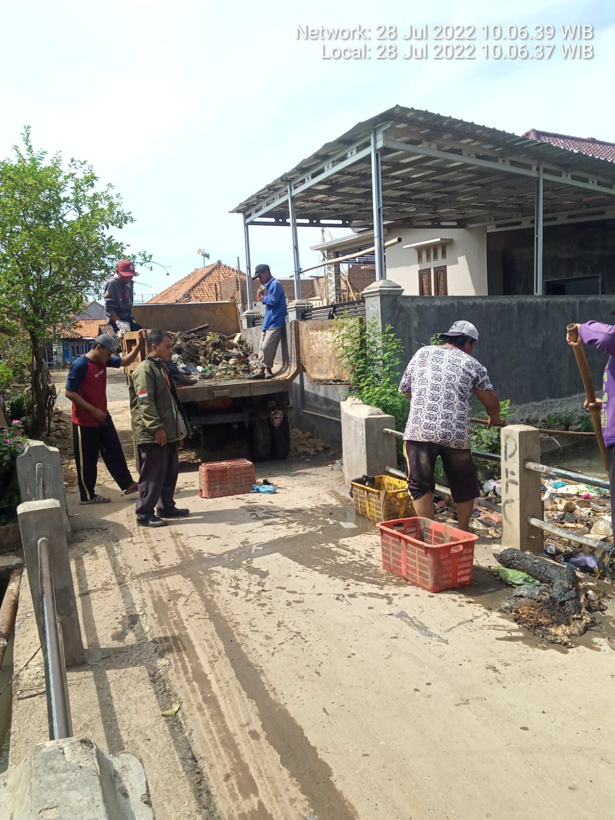  PEMBERSIHAN SALURAN DI 7 TITIK KOTA PEKALONGAN 