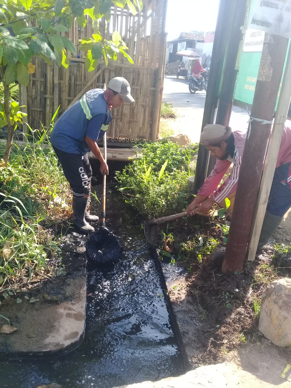 PEMBERSIHAN SALURAN PEMATUS JALAN TRUNTUM KLEGO