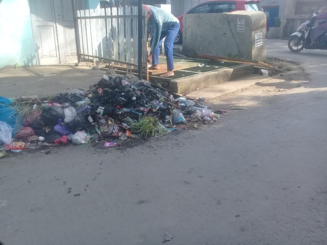  PEMBERSIHAN SALURAN DI 3 TITIK KOTA PEKALONGAN 