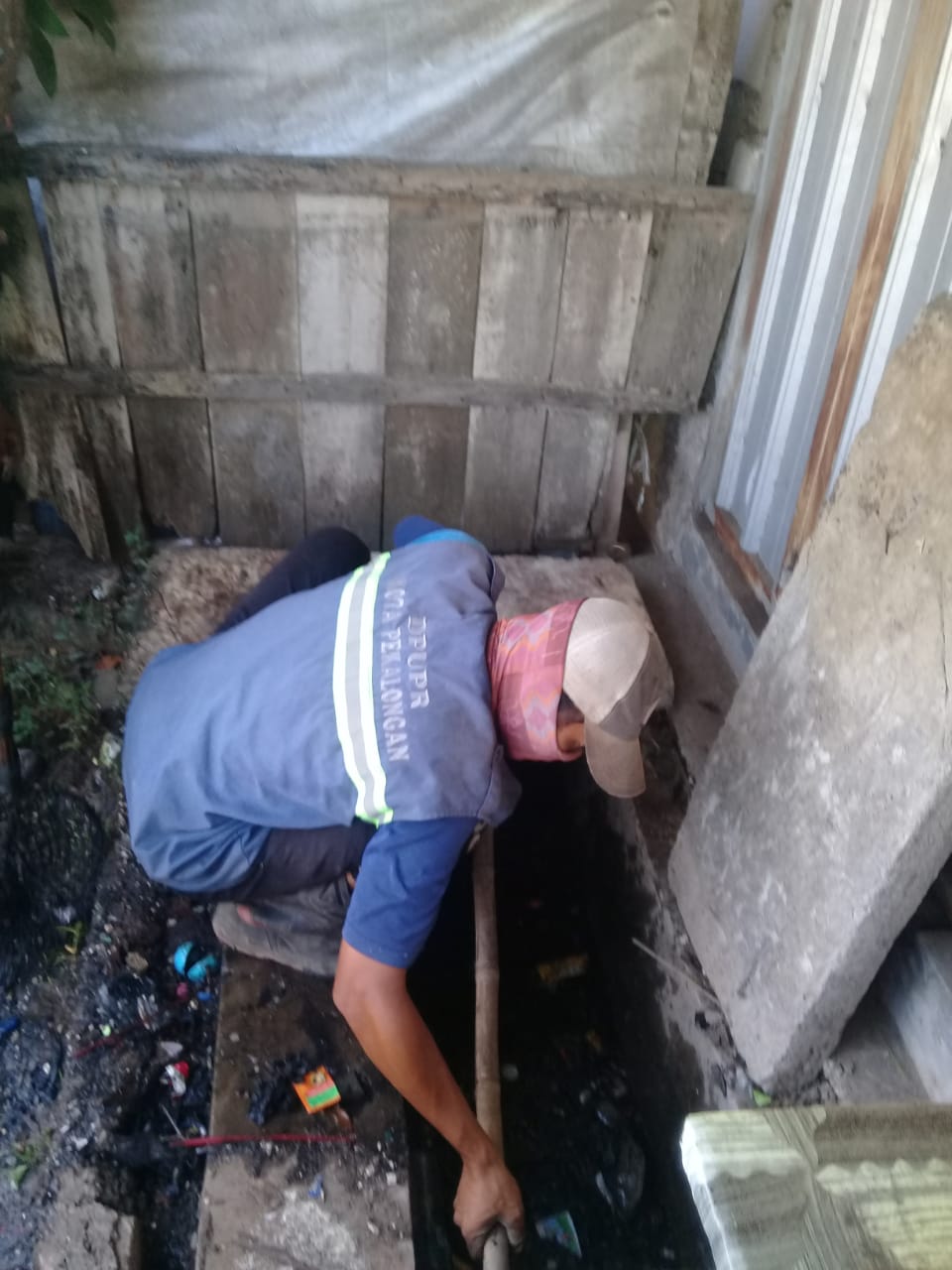 PEMBERSIHAN SALURAN PEMATUS JALAN IRIAN