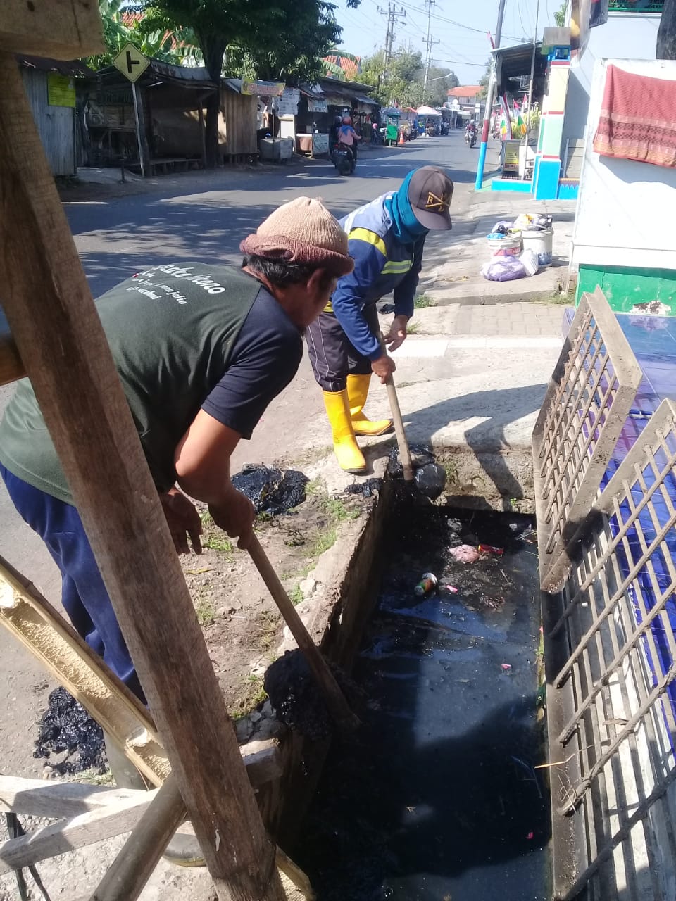 PEMBERSIHAN SALURAN PEMATUS JALAN IRIAN