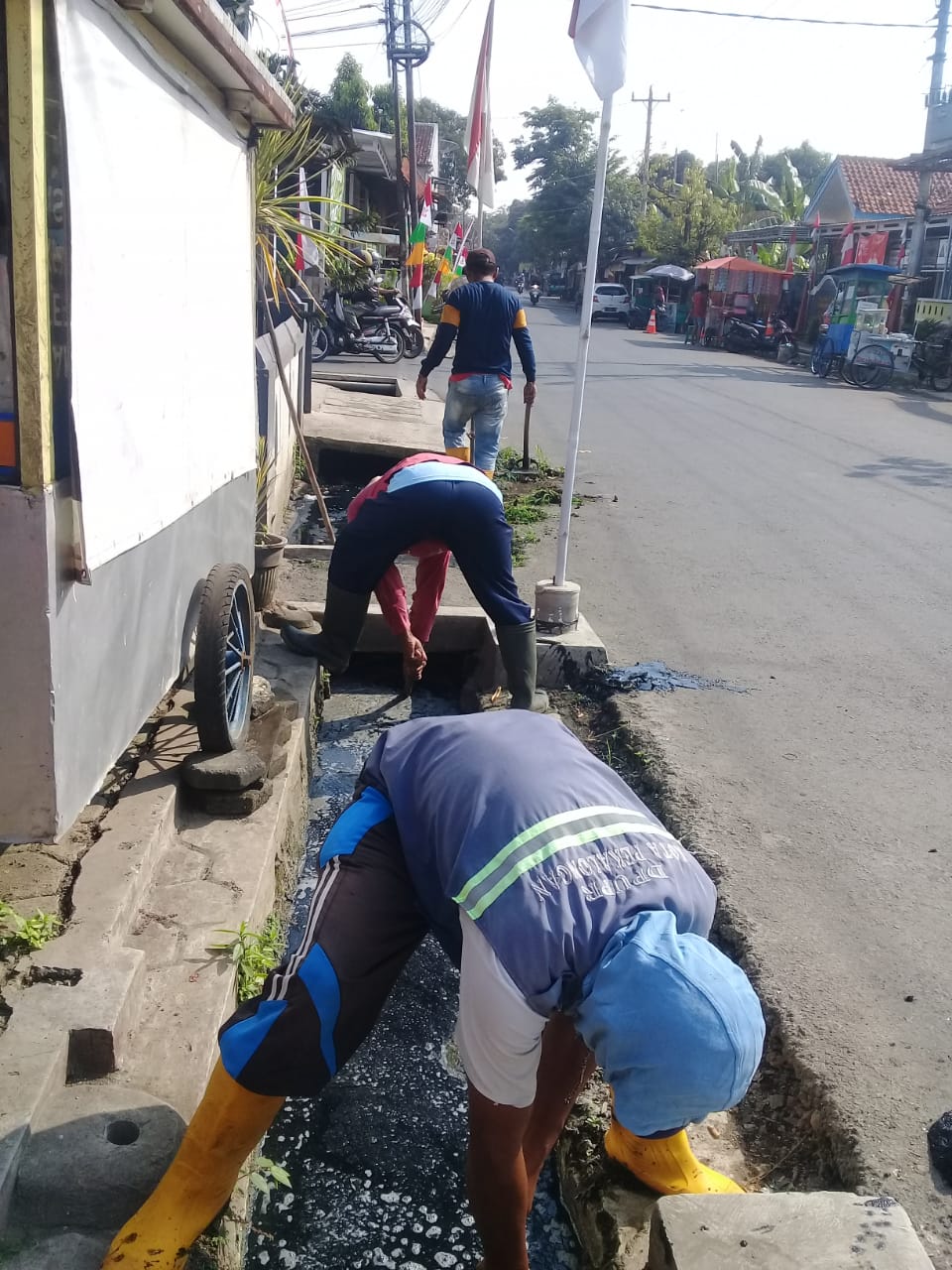 PEMBERSIHAN SALURAN PEMATUS JALAN IRIAN