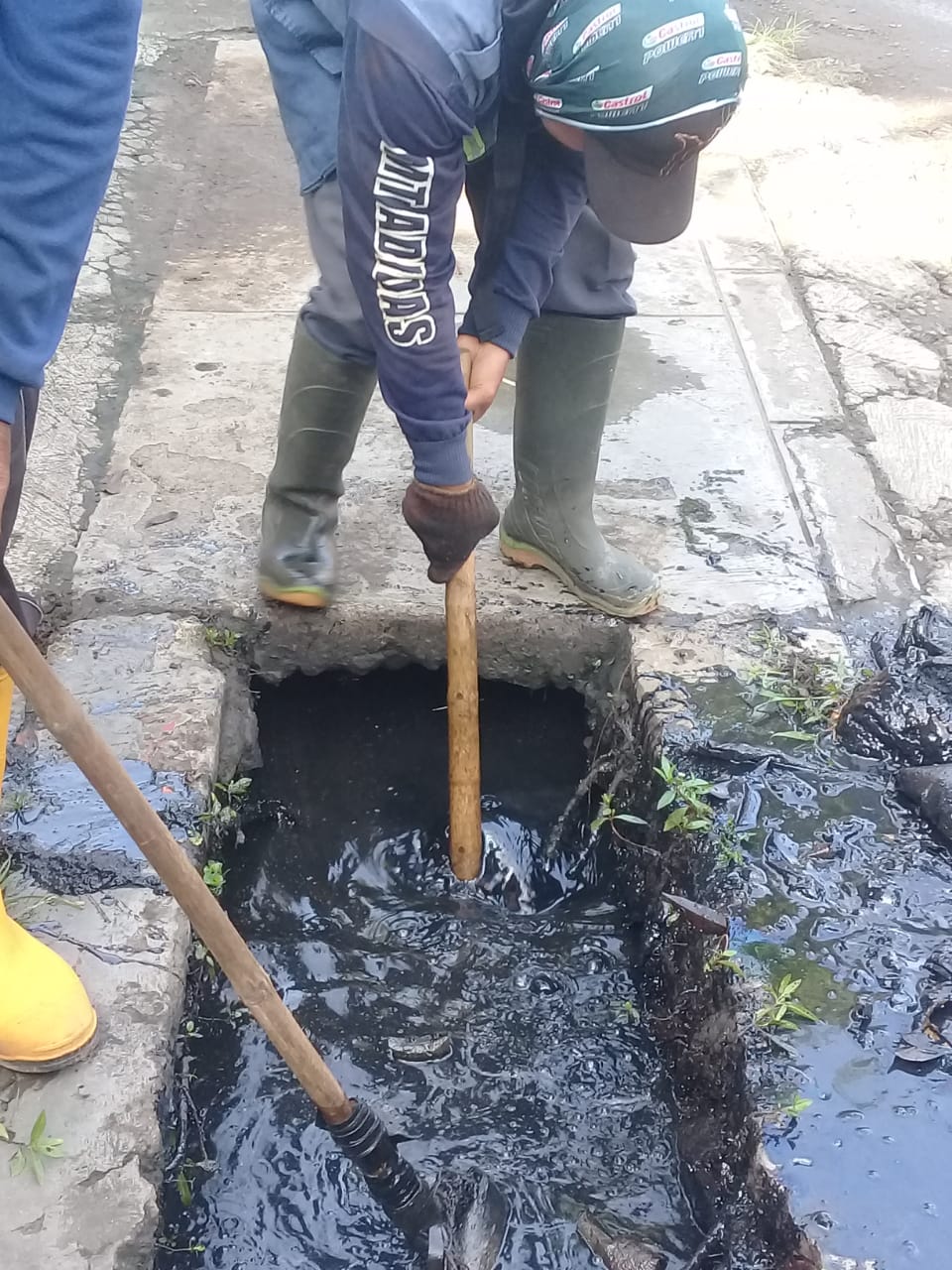 PEMBERSIHAN SALURAN PEMATUS JALAN URIP SUMOHARJO