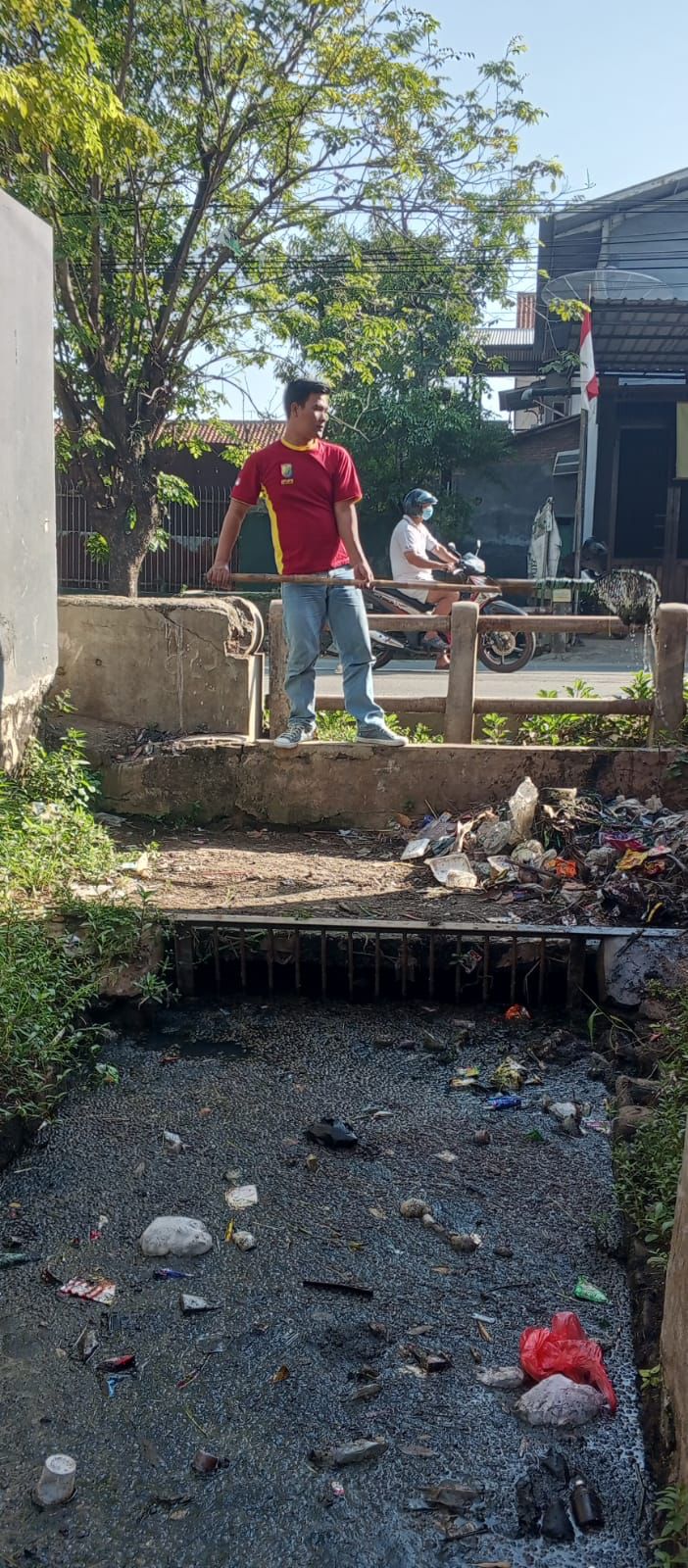  PEMBERSIHAN SALURAN DI 4 TITIK KOTA PEKALONGAN 
