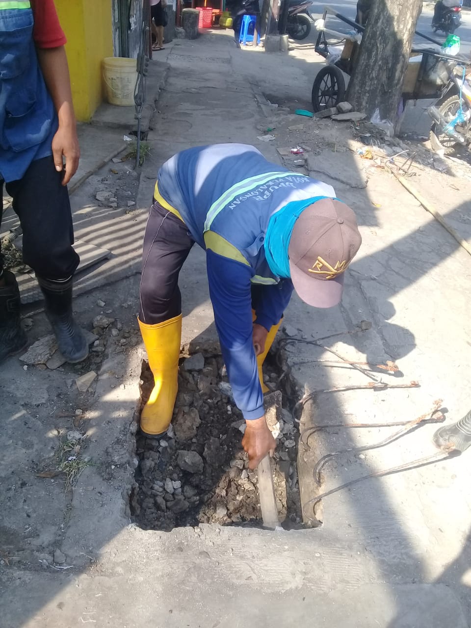 PEMBERSIHAN SALURAN PEMATUS JALAN URIP SUMOHARJO DAN KARYA BAKTI