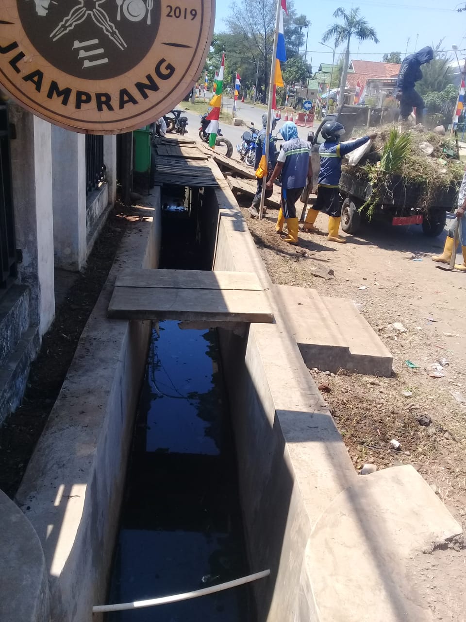 PEMBERSIHAN SALURAN PEMATUS JALAN SLAMARAN RAYA