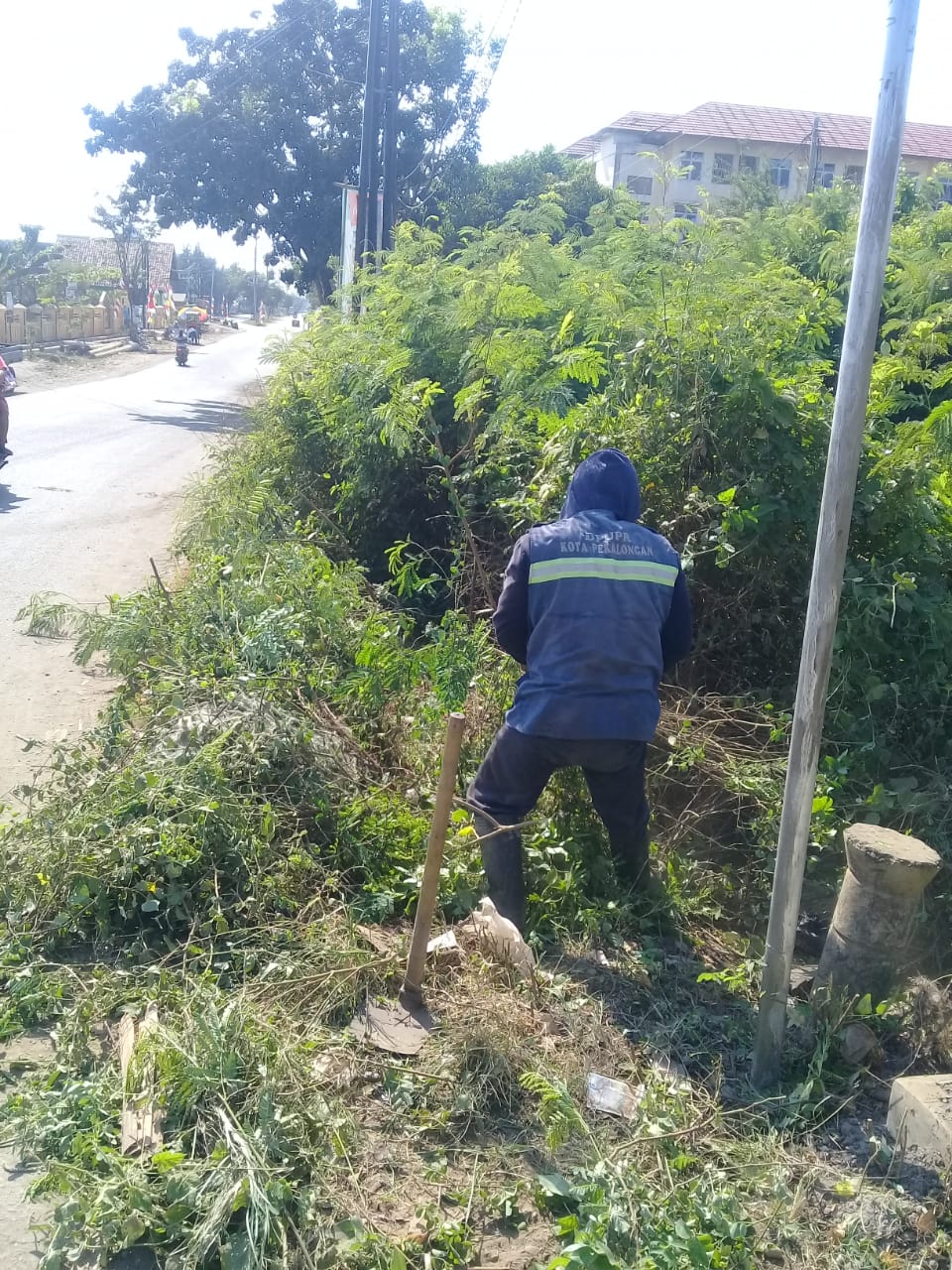 PEMBERSIHAN SALURAN PEMATUS JALAN SLAMARAN RAYA