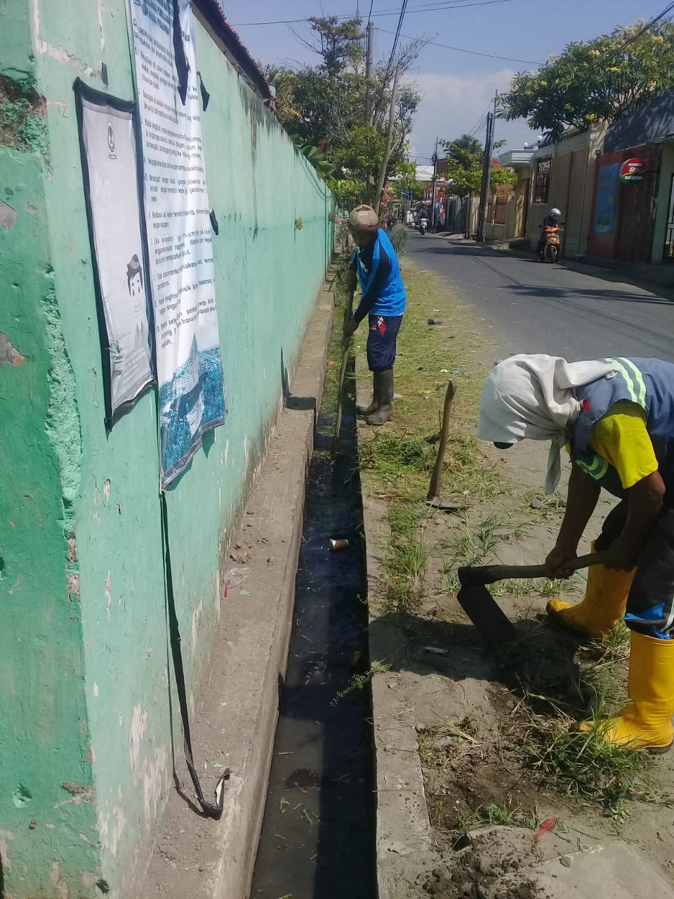 PEMBERSIHAN SALURAN PEMATUS JALAN MANUNGGAL