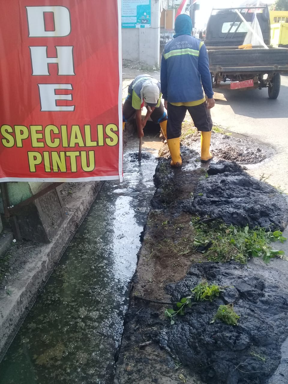 PEMBERSIHAN SALURAN PEMATUS JALAN KARYA BAKTI