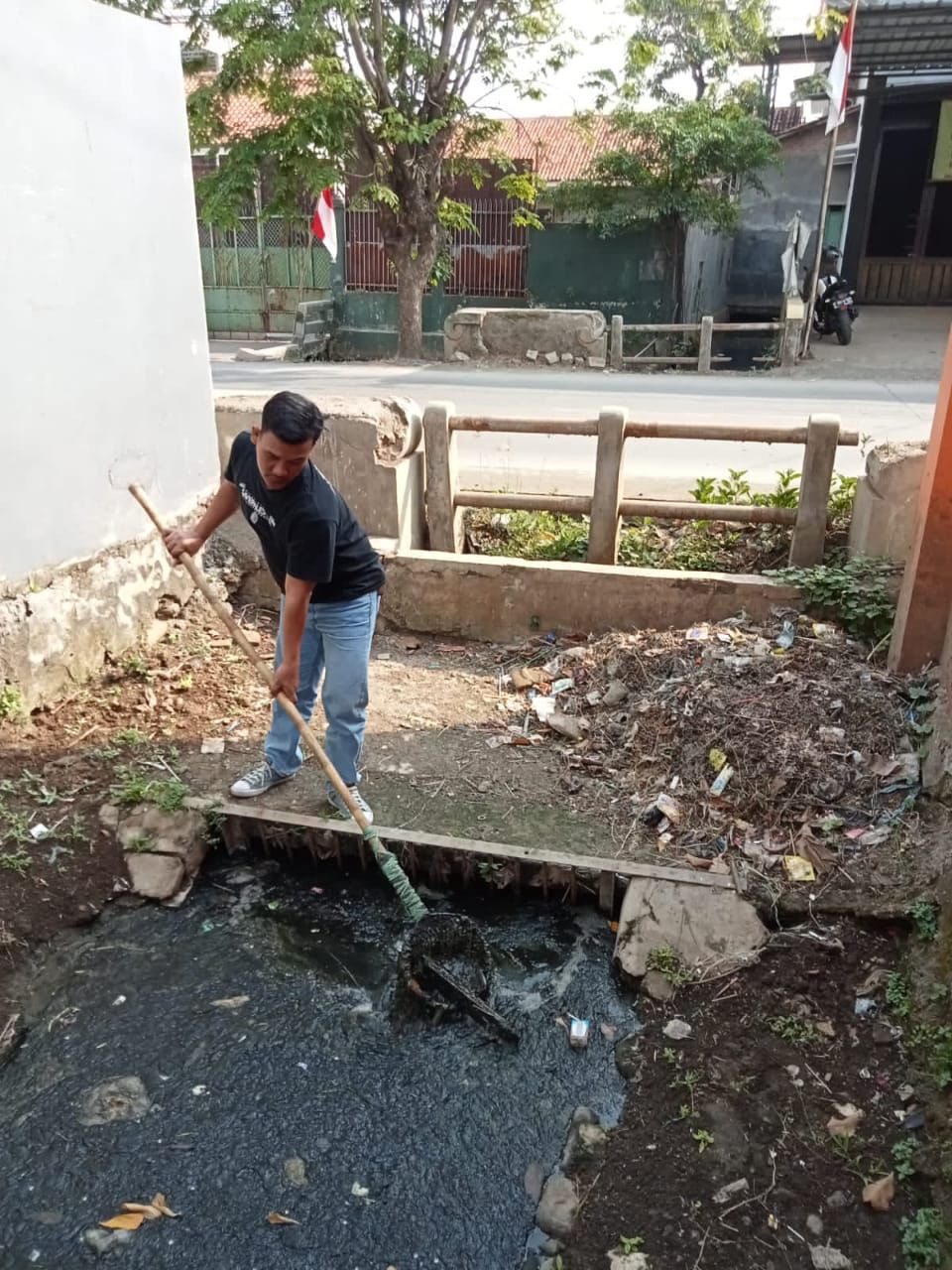  PEMBERSIHAN SALURAN DI 3 TITIK KOTA PEKALONGAN 