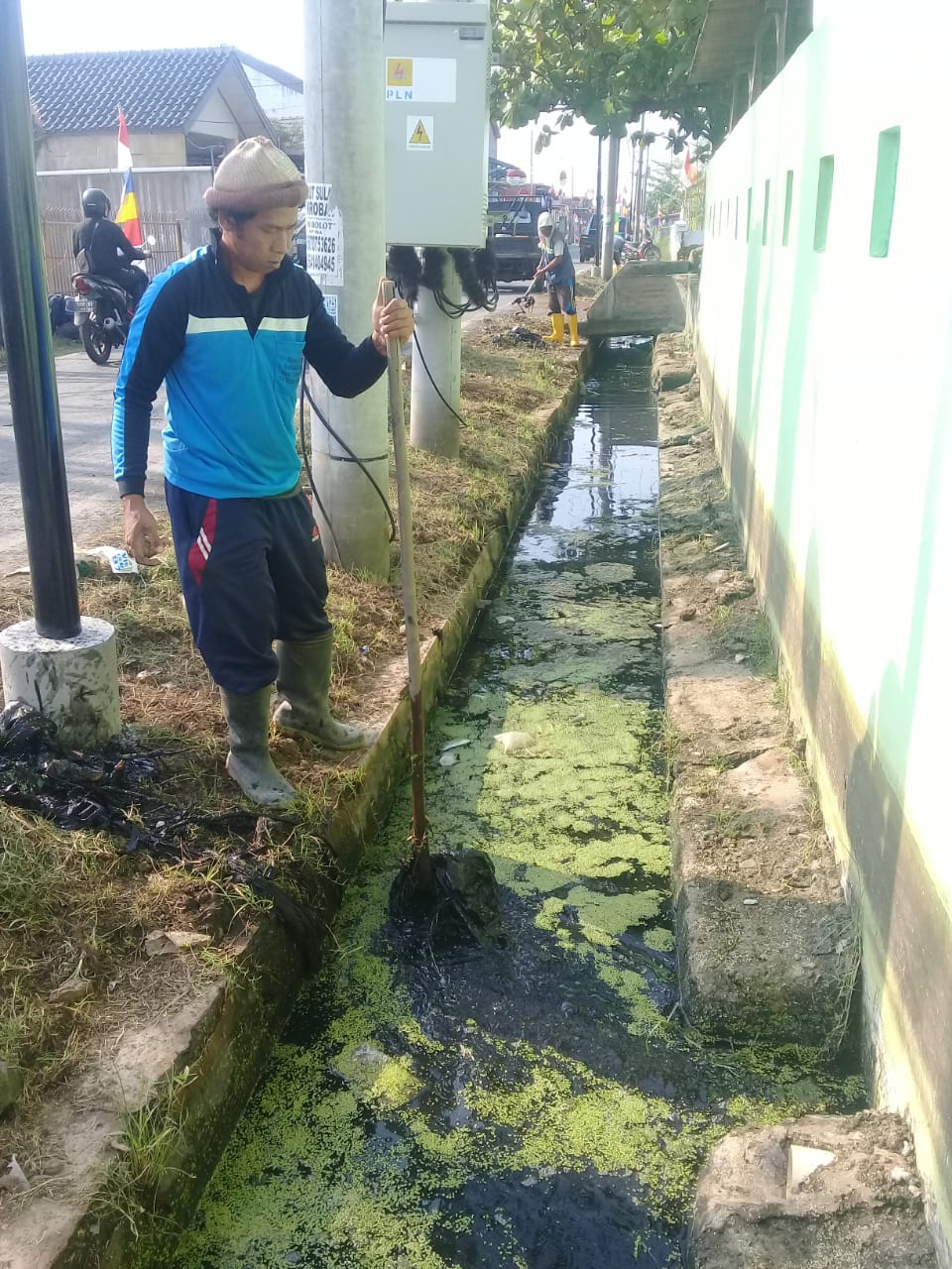PEMBERSIHAN SALURAN PEMATUS JALAN SELAT SELAYAR