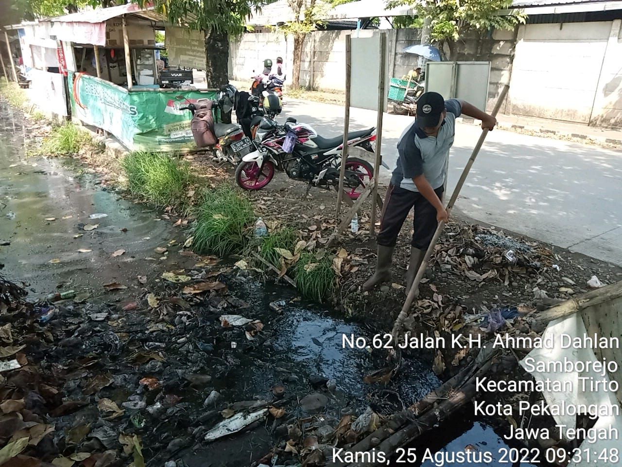 PEMBERSIHAN SALURAN DI 5 TITIK KOTA PEKALONGAN