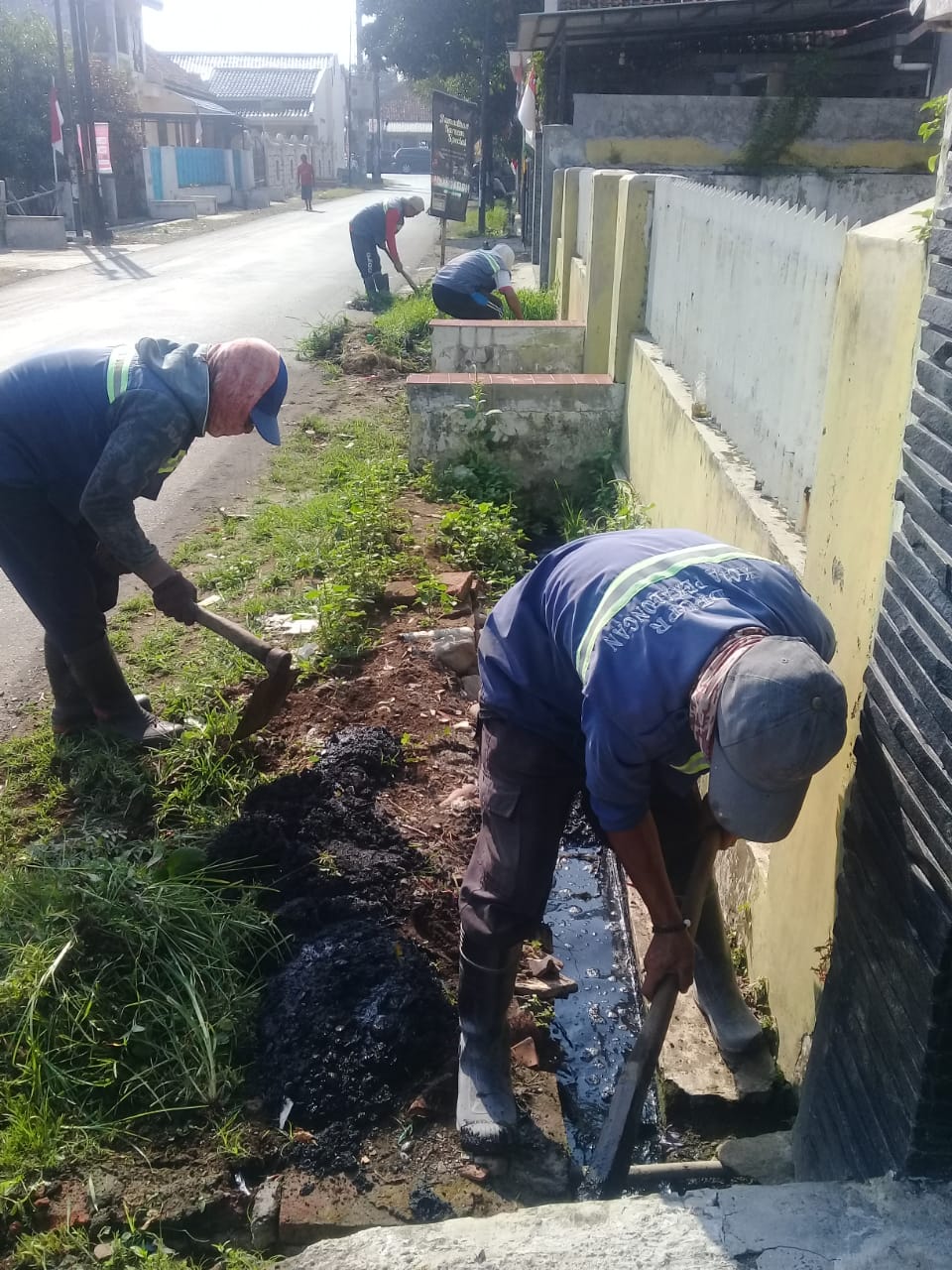 PEMBERSIHAN SALURAN PEMATUS JALAN MANINJAU