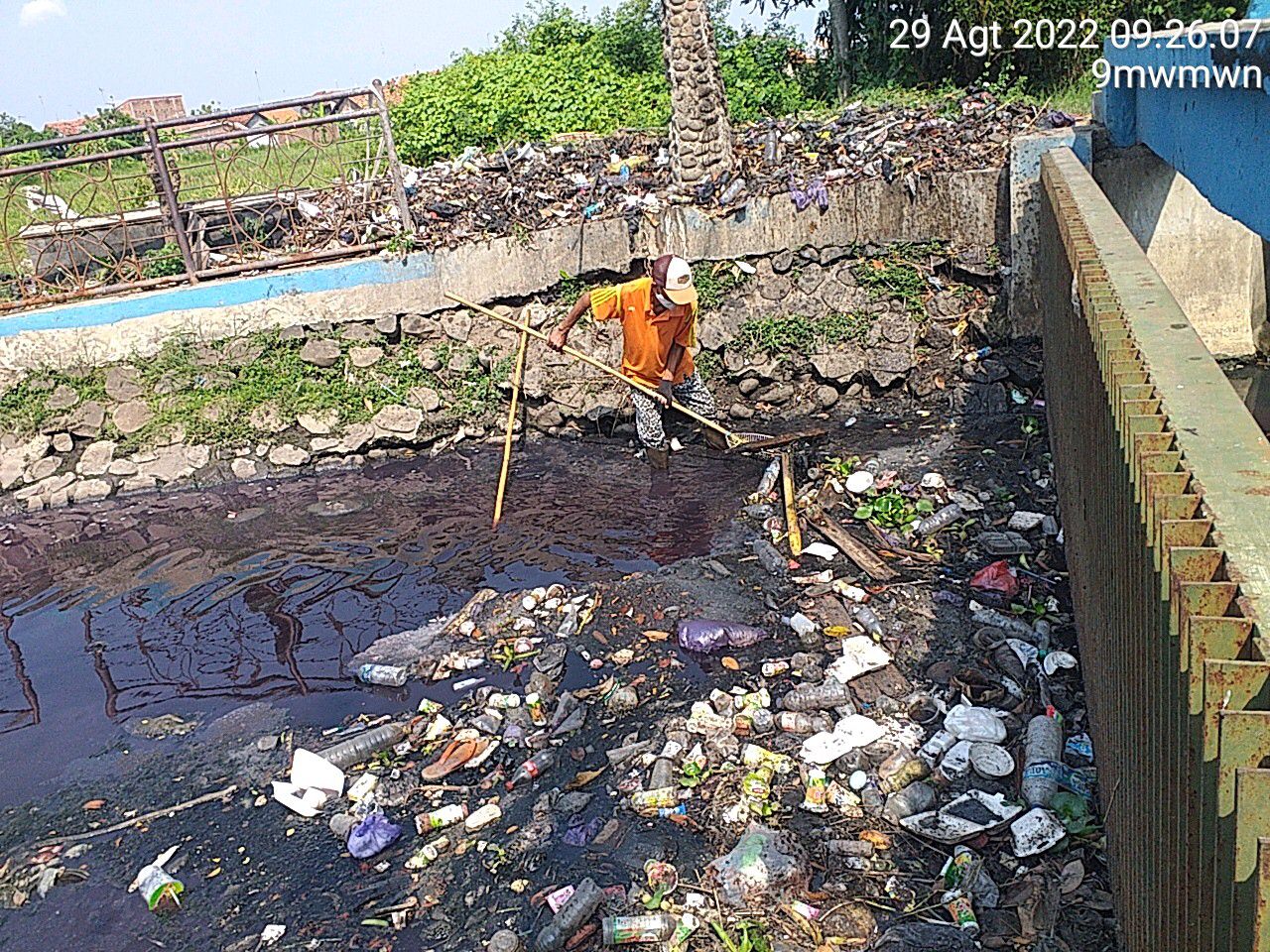  PEMBERSIHAN SALURAN DI 4 TITIK KOTA PEKALONGAN 