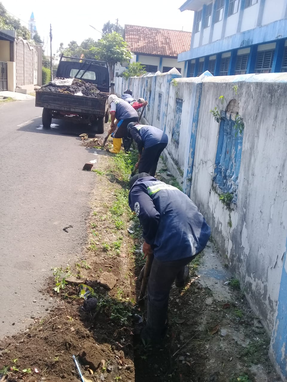 PEMBERSIHAN SALURAN PEMATUS JALAN SINGKARAK