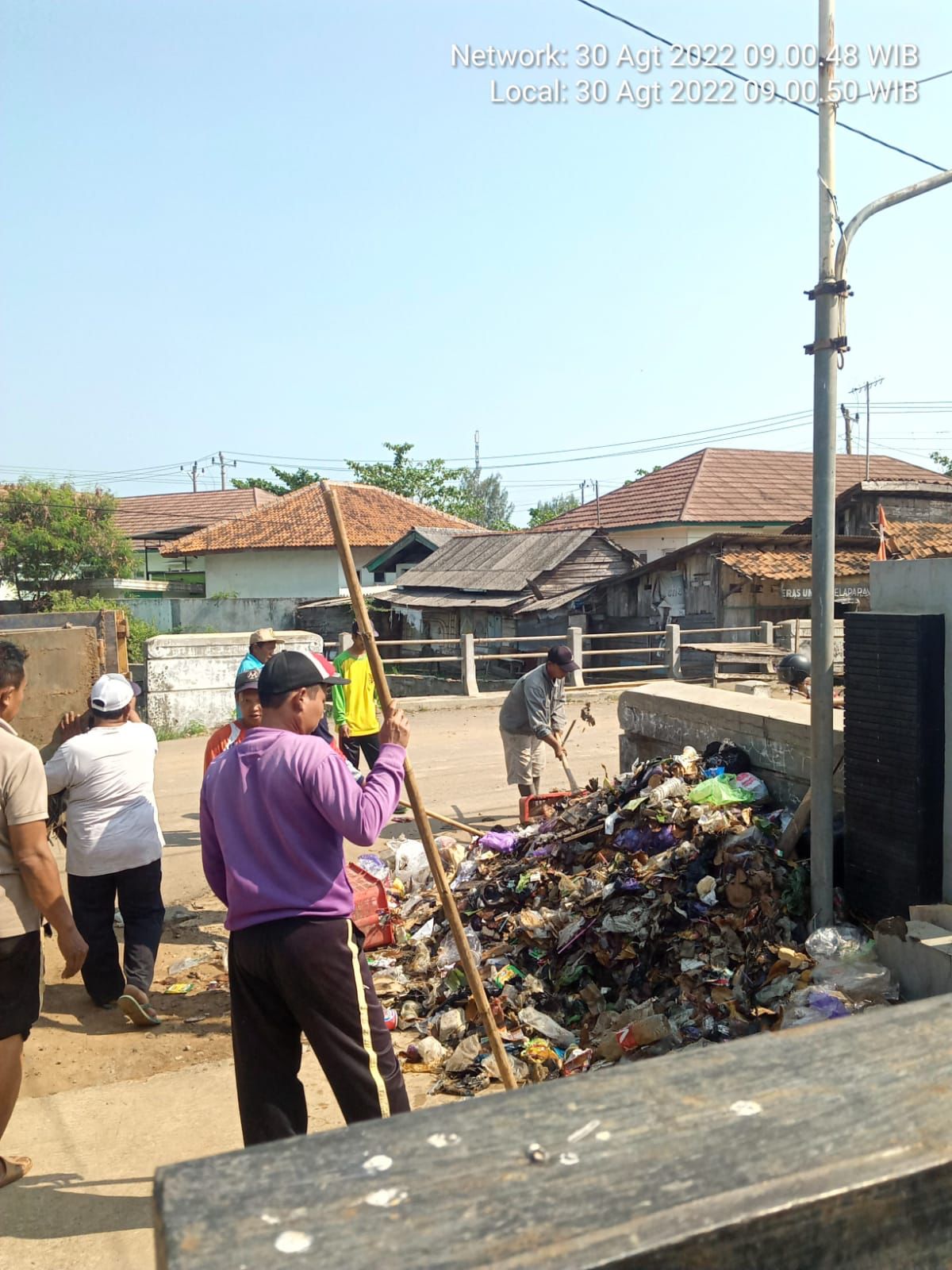 PEMBERSIHAN SALURAN DI 5 TITIK KOTA PEKALONGAN