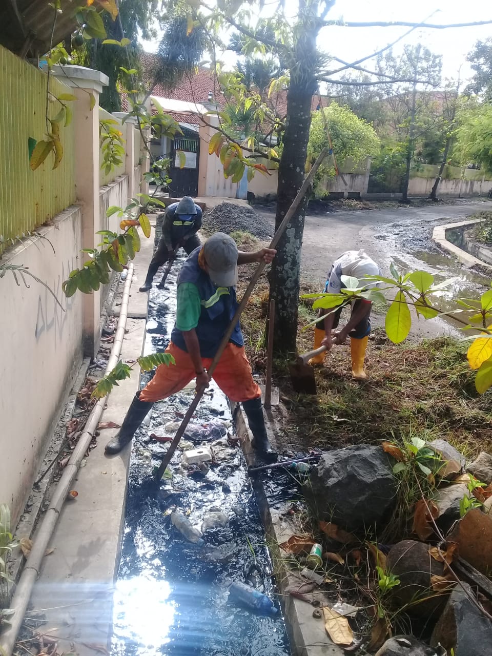 PEMBERSIHAN SALURAN PEMATUS JALAN KEPODANG