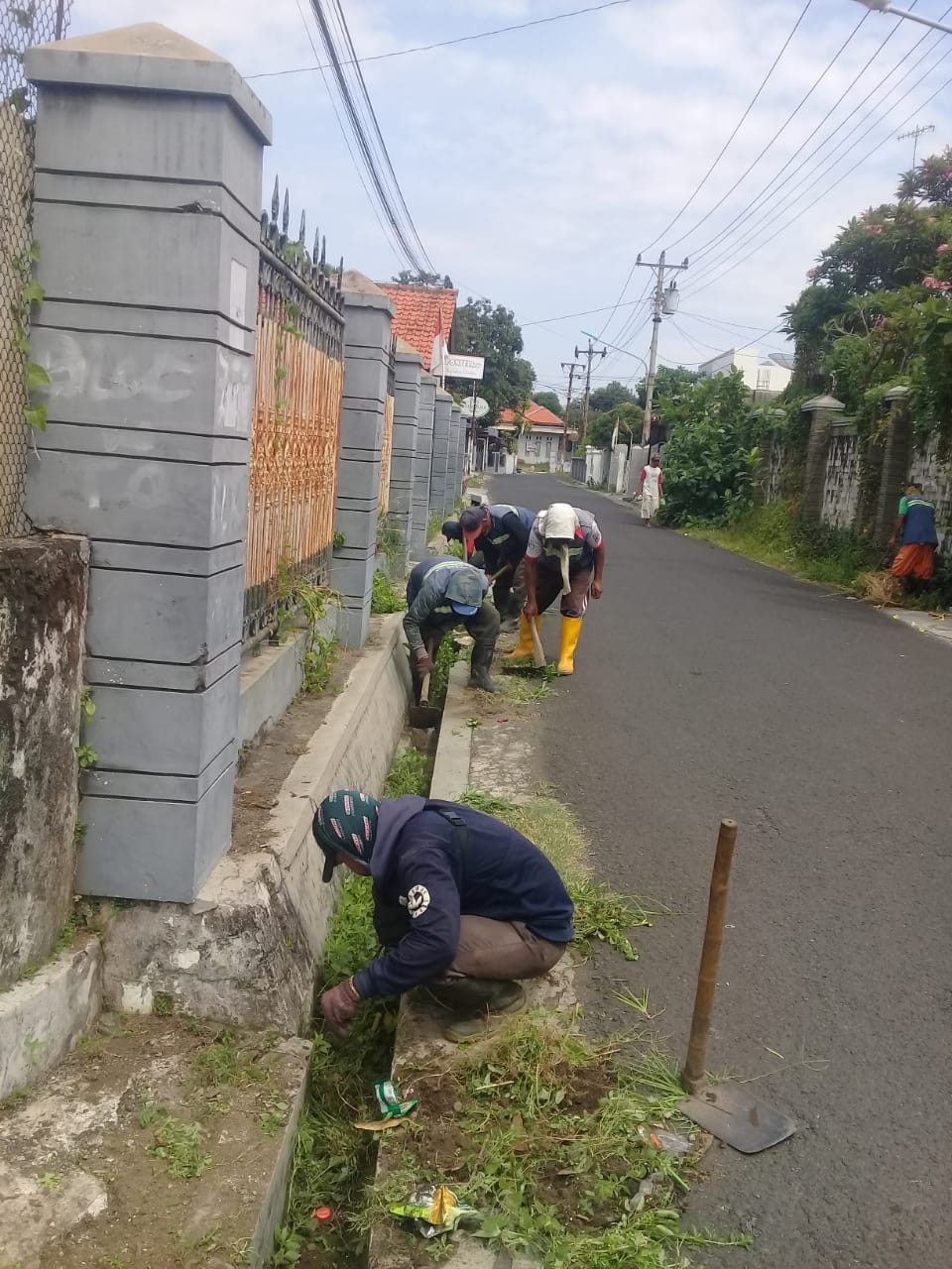 PEMBERSIHAN SALURAN PEMATUS JALAN TOBA