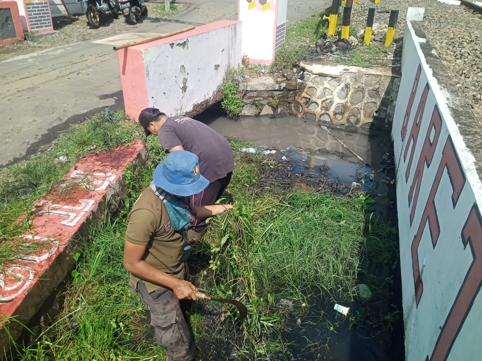  PEMBERSIHAN SALURAN DI 5 TITIK KOTA PEKALONGAN 