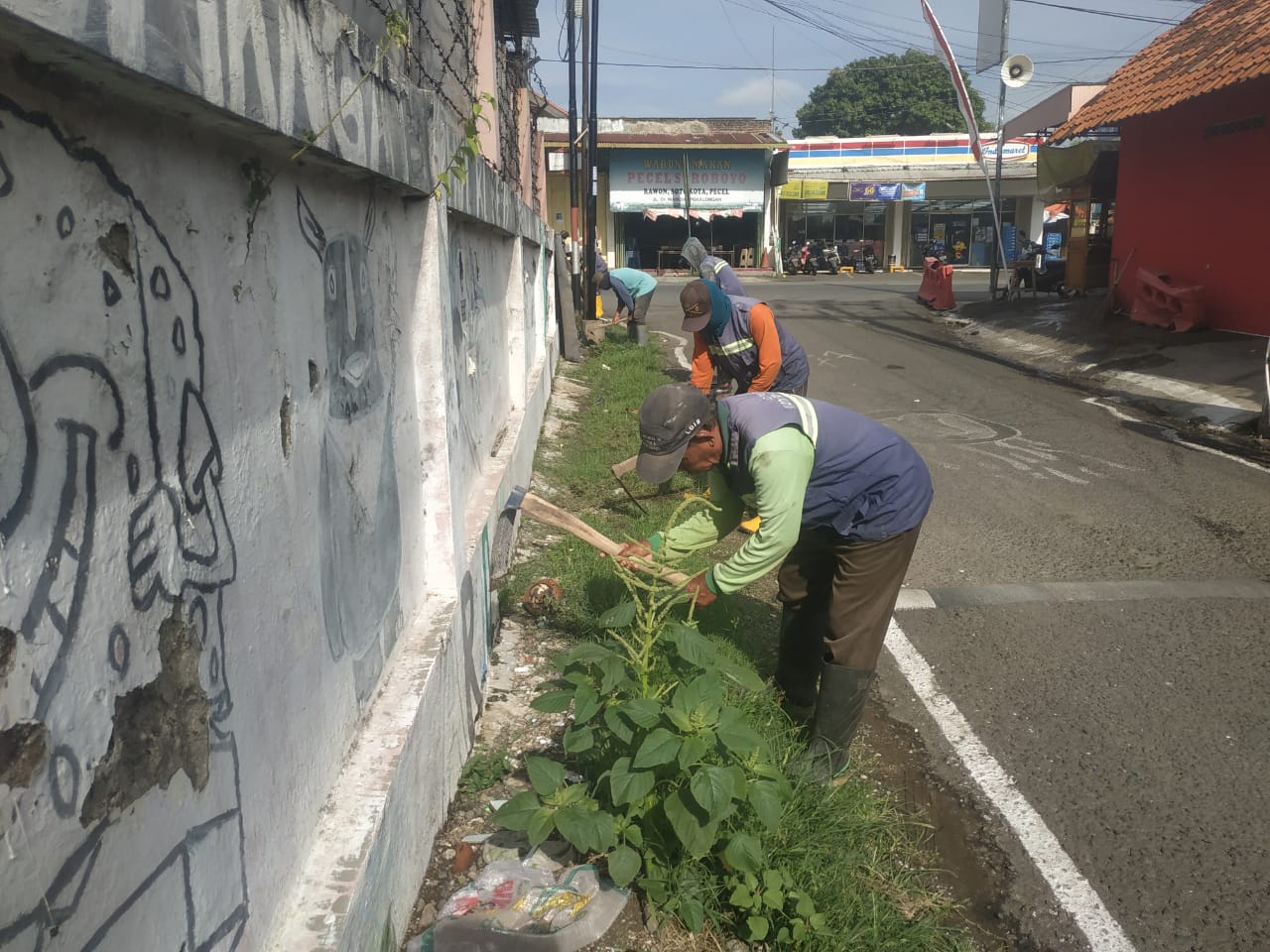 PEMBERSIHAN SALURAN PEMATUS JALAN TONDANO