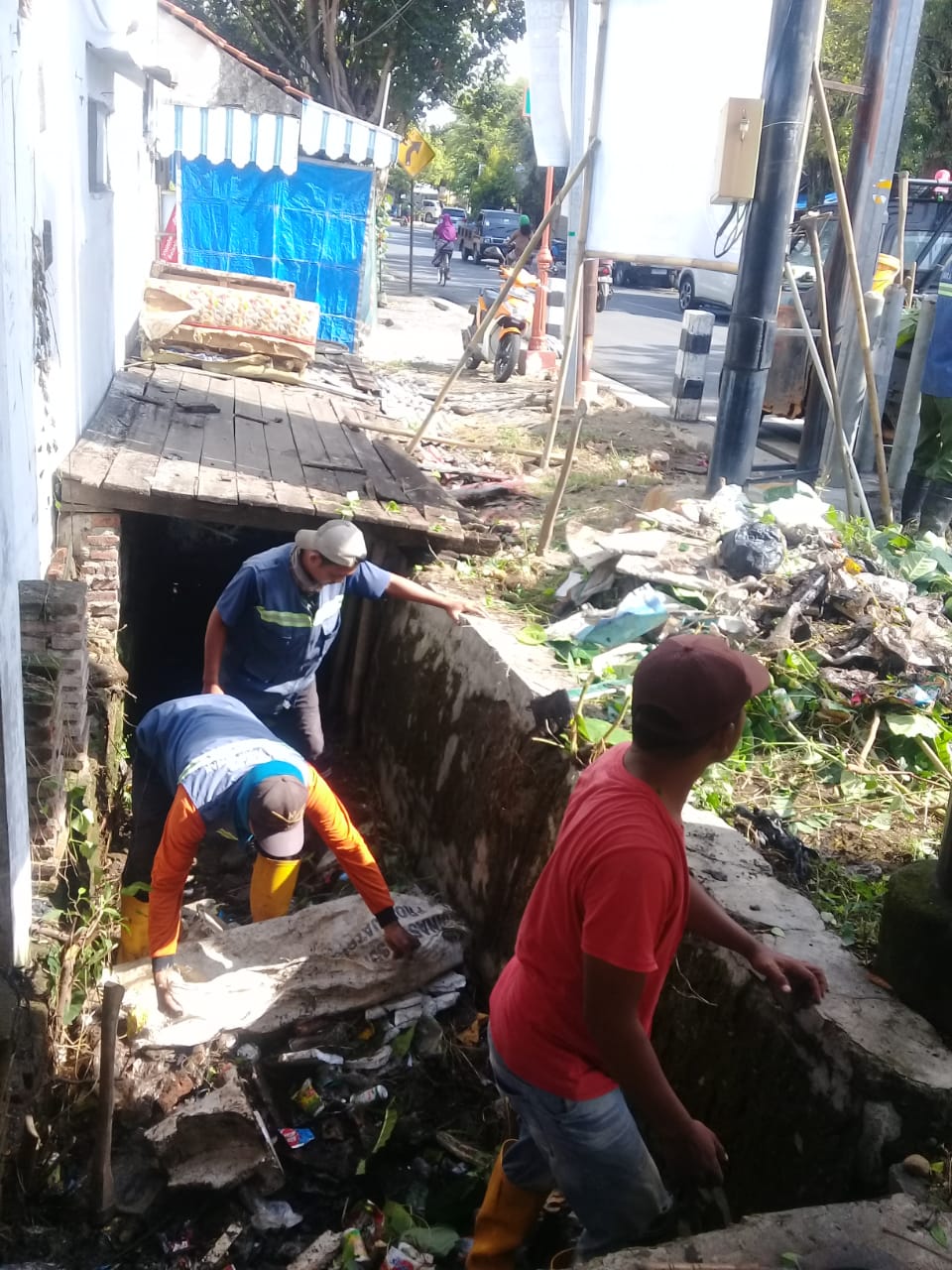 PEMBERSIHAN SALURAN PEMATUS JALAN PROGO