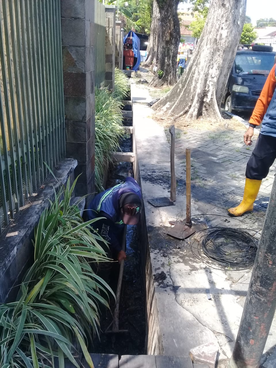 PEMBERSIHAN SALURAN PEMATUS JALAN PROGO