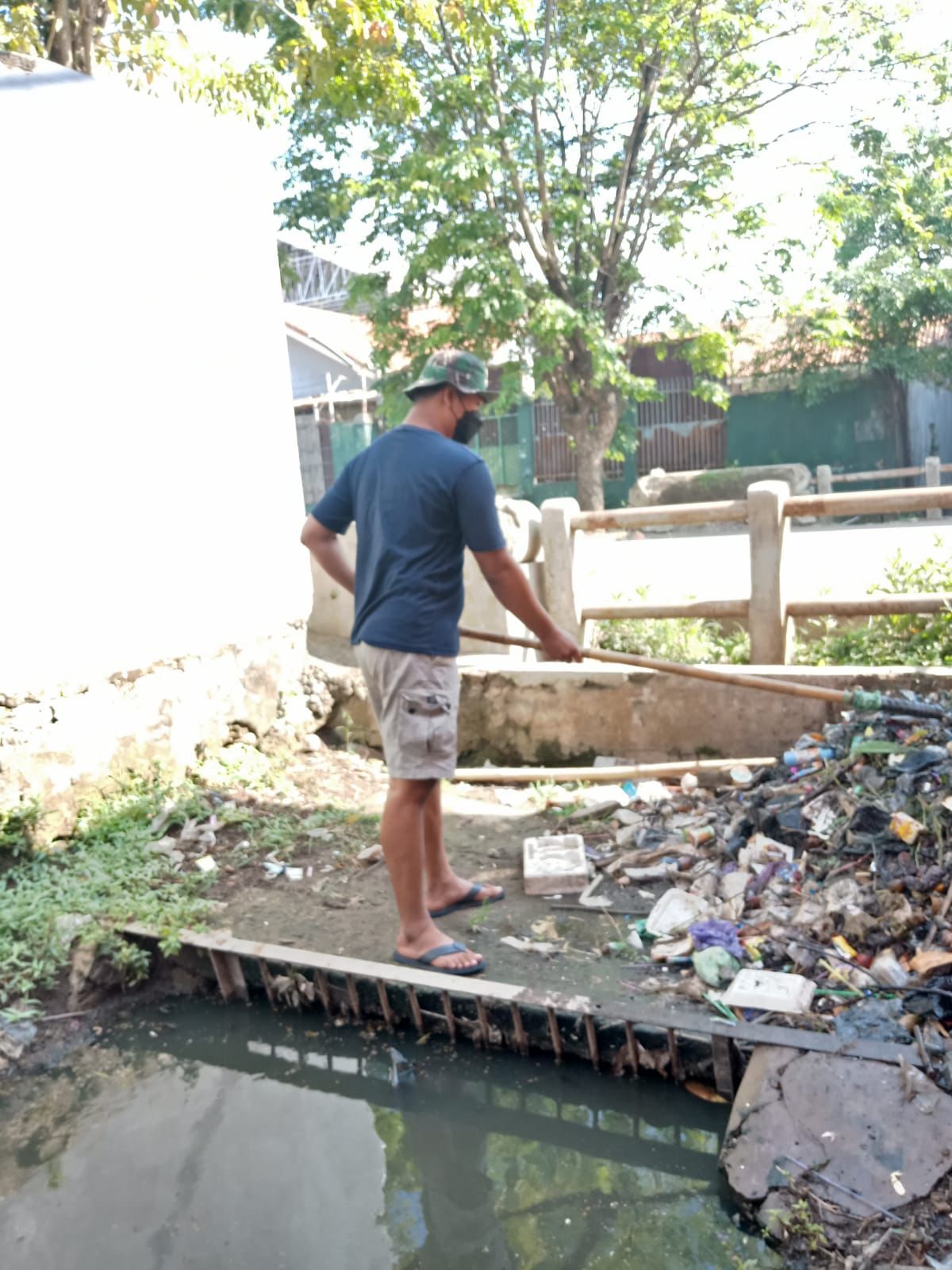  PEMBERSIHAN SALURAN DI 3 TITIK KOTA PEKALONGAN 