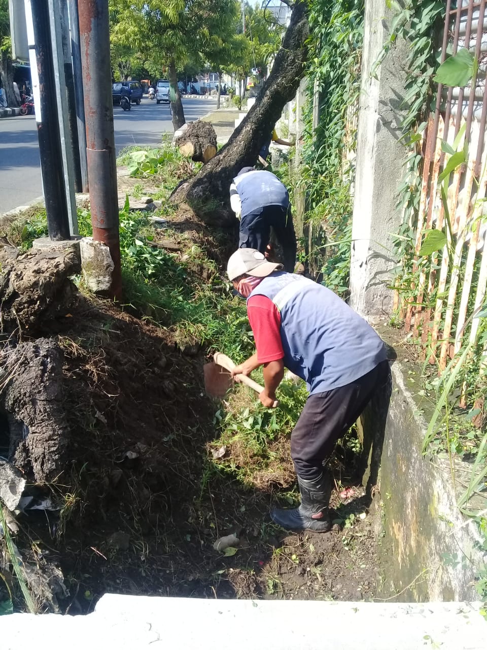 PEMBERSIHAN SALURAN PEMATUS JALAN PROGO