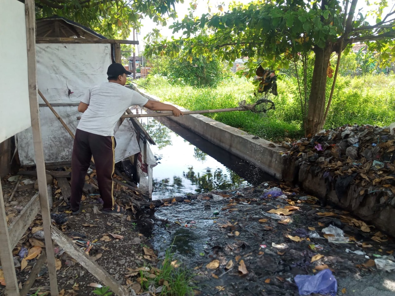  PEMBERSIHAN SALURAN DI 4 TITIK KOTA PEKALONGAN 