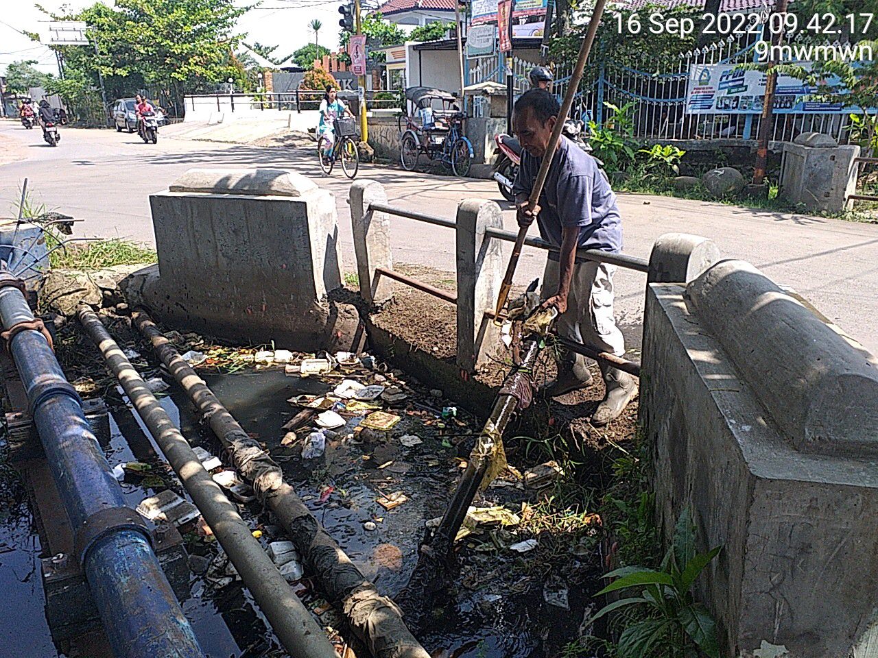  PEMBERSIHAN SALURAN DI 3 TITIK KOTA PEKALONGAN 