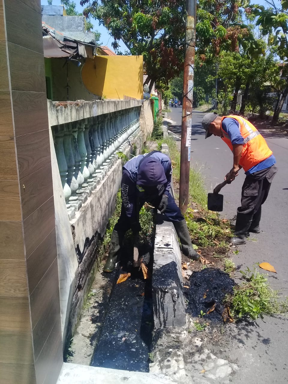 PEMBERSIHAN SALURAN PEMATUS JALAN