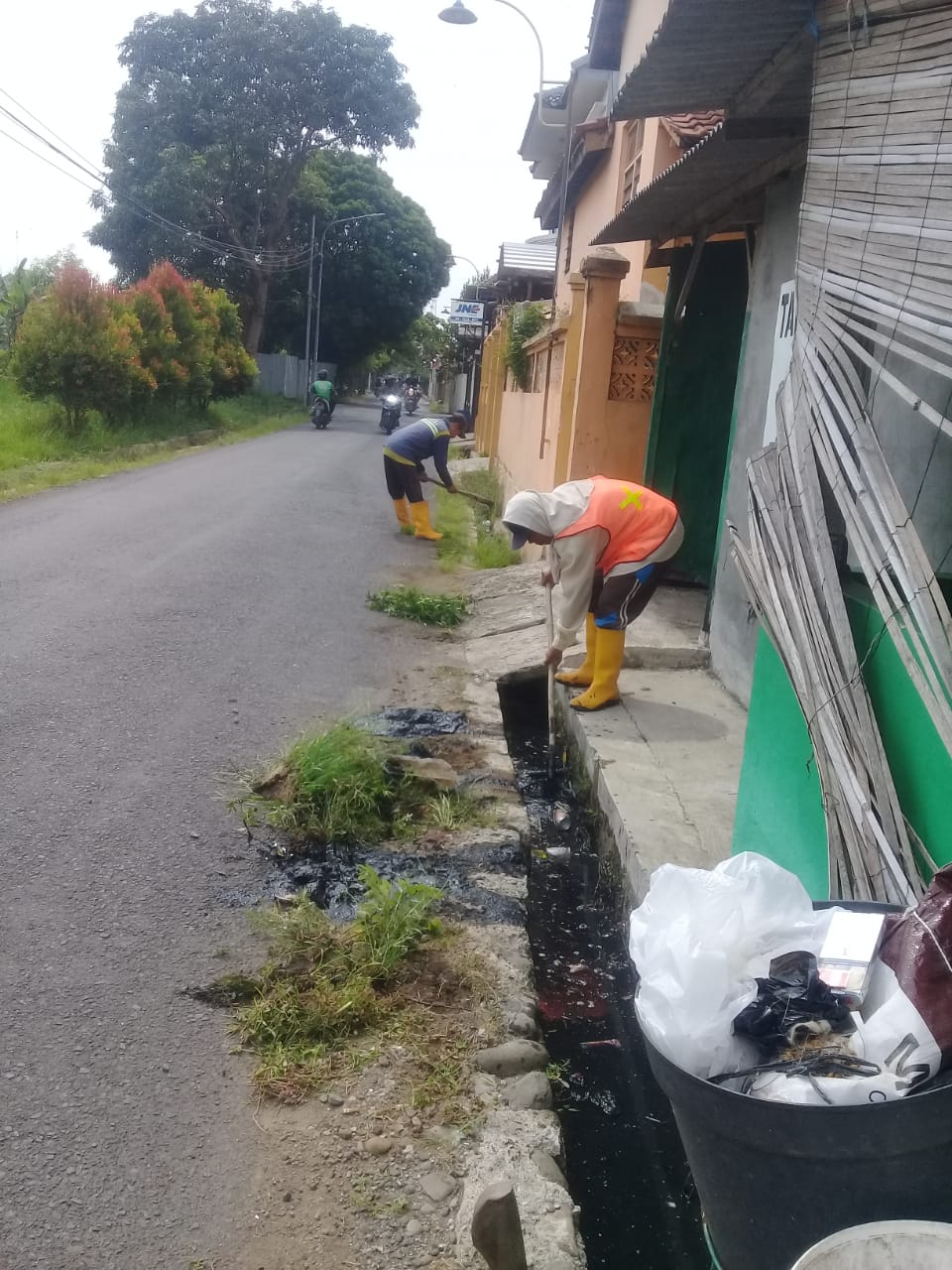 PEMBERSIHAN SALURAN ASEM BINATUR 