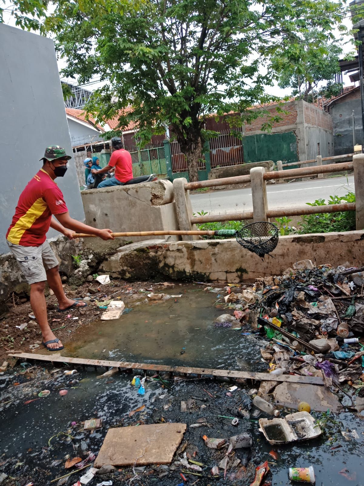  PEMBERSIHAN SALURAN DI 4 TITIK KOTA PEKALONGAN 