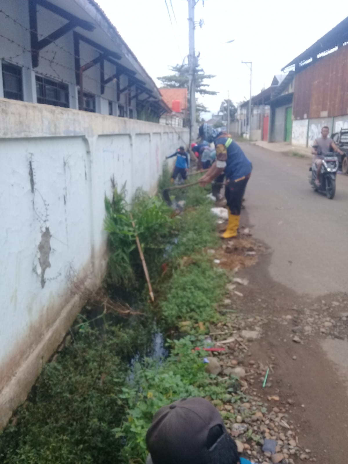 PEMBERSIHAN SALURAN PEMATUS JALAN PANGERAN ANTASARI