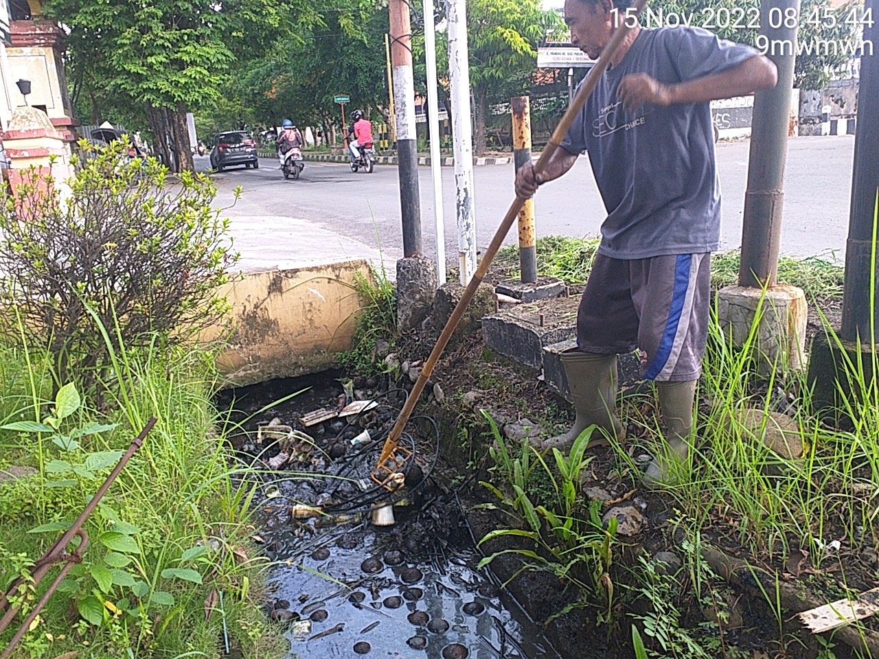  PEMBERSIHAN SALURAN DI 4 TITIK KOTA PEKALONGAN 