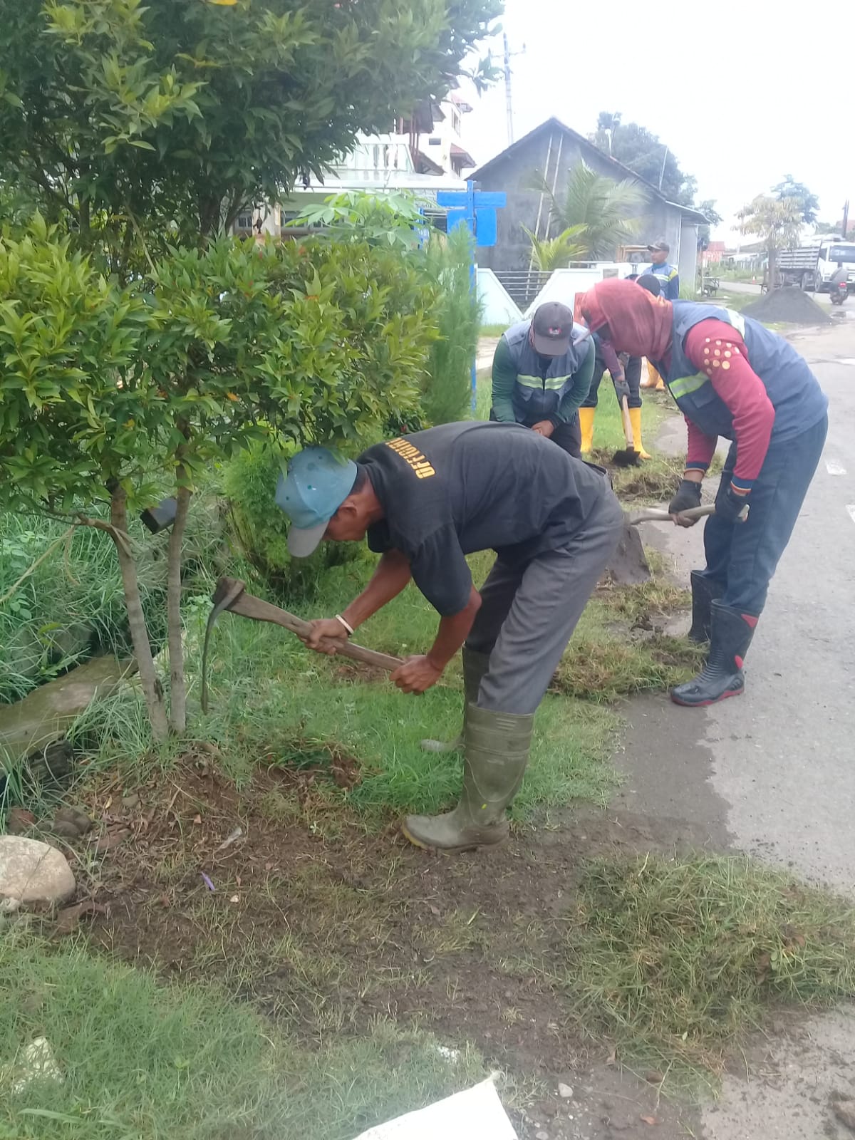 PEMBERSIHAN SALURAN PEMATUS JALAN RASAMALA RAYA