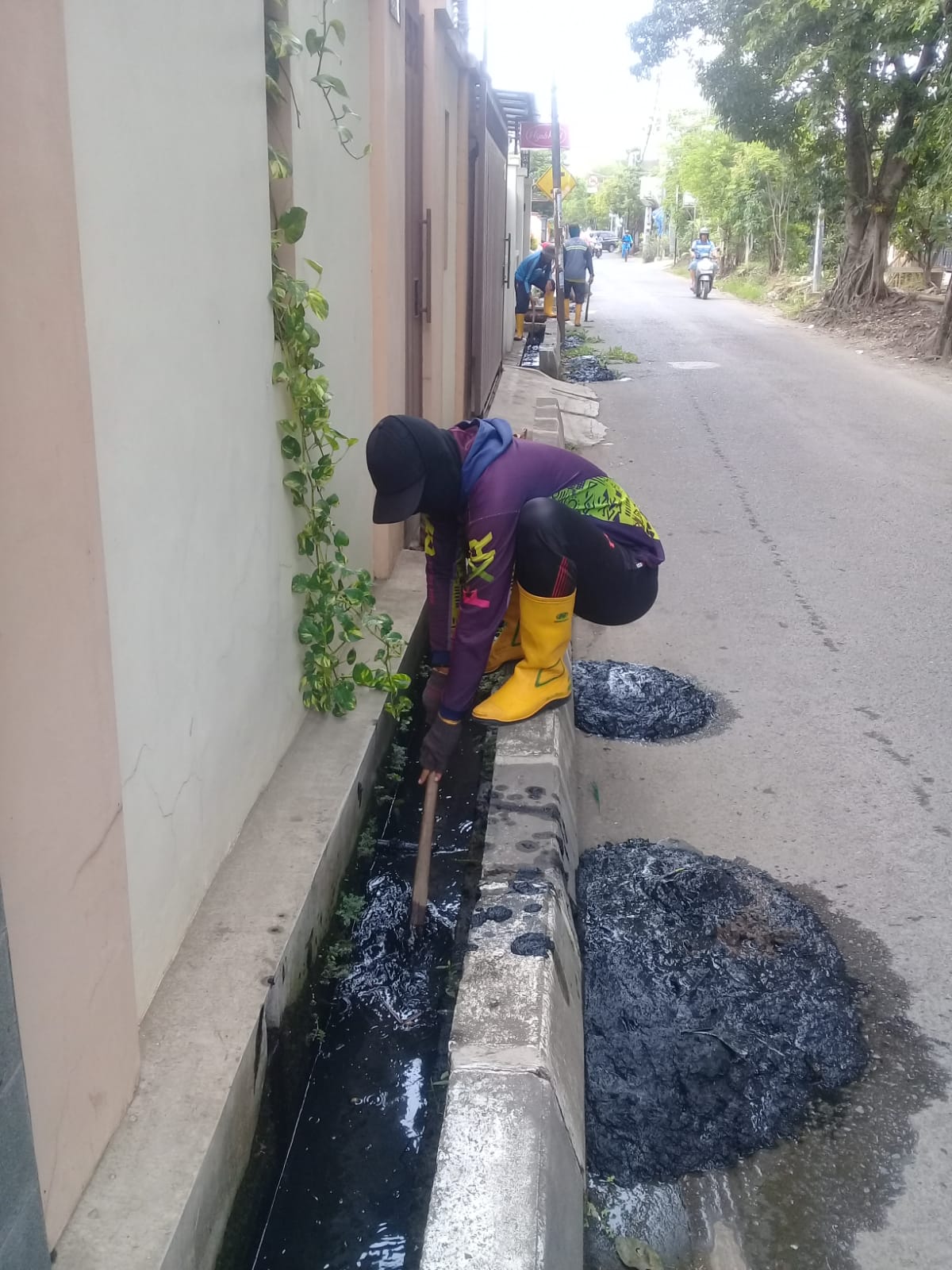 PEMBERSIHAN SALURAN PEMATUS JALAN ASEM BINATUR