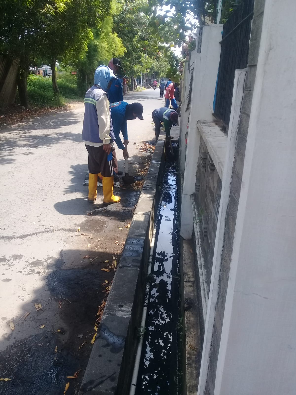 PEMBERSIHAN SALURAN PEMATUS JALAN ASEM BINATUR