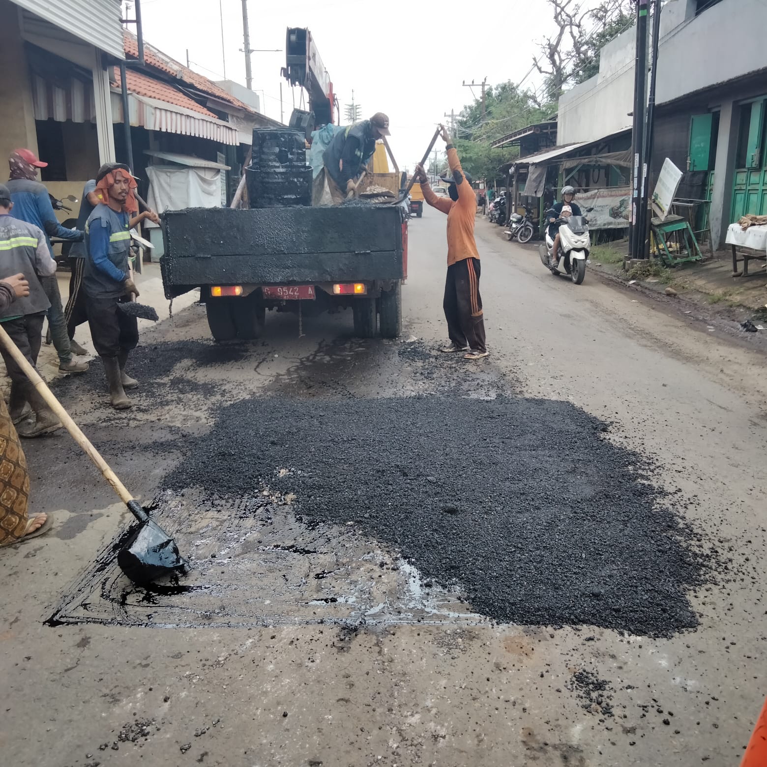 PERBAIKAN JALAN JLAMPRANG