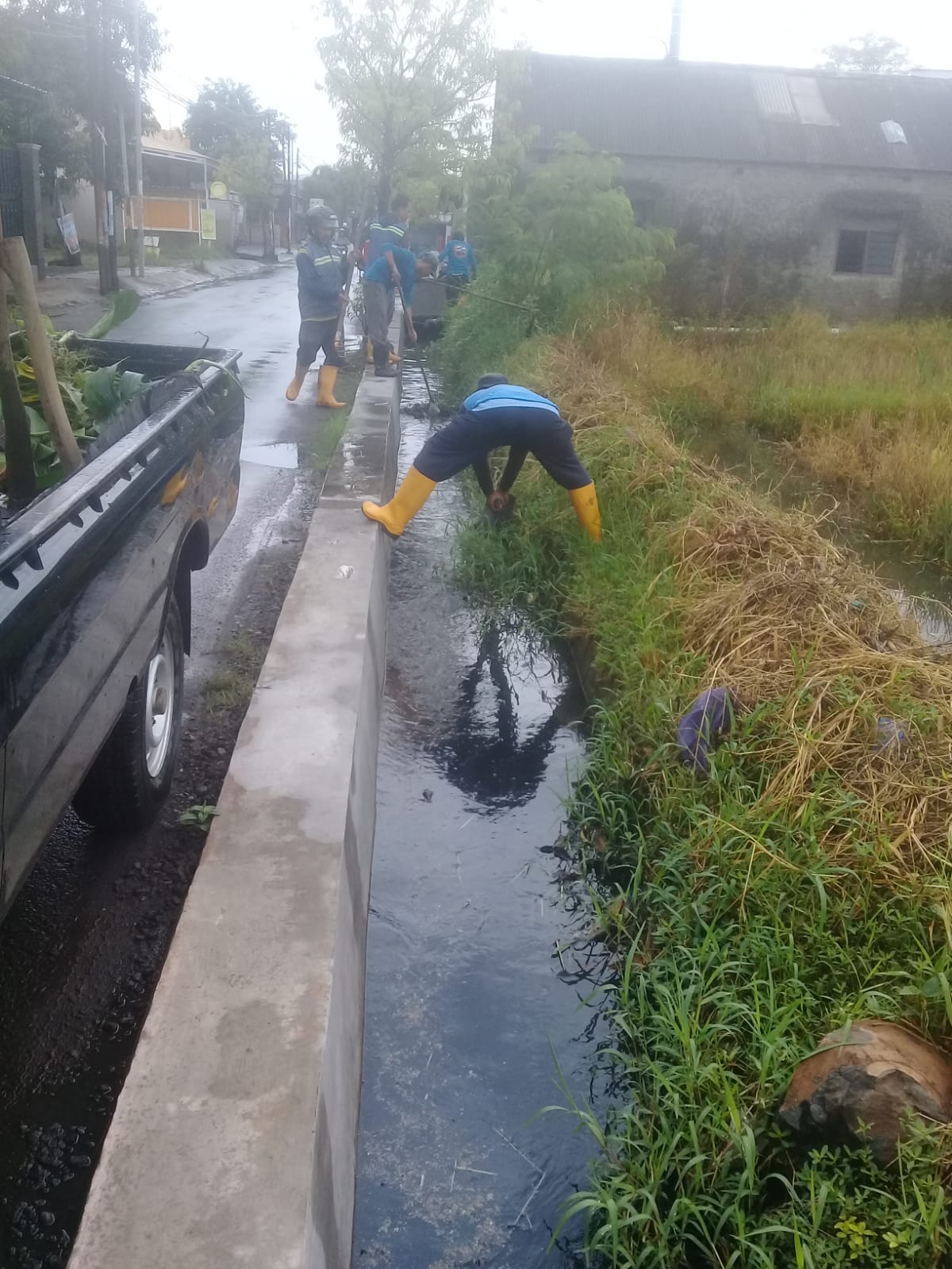 PEMBERSIHAN SALURAN PEMATUS JALAN BINAGRIYA