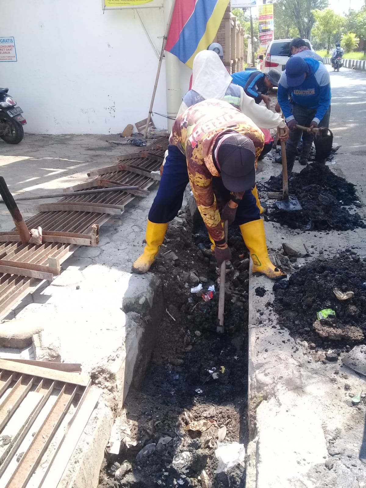 PEMBERSIHAN SALURAN PEMATUS JALAN BINAGRIYA RAYA