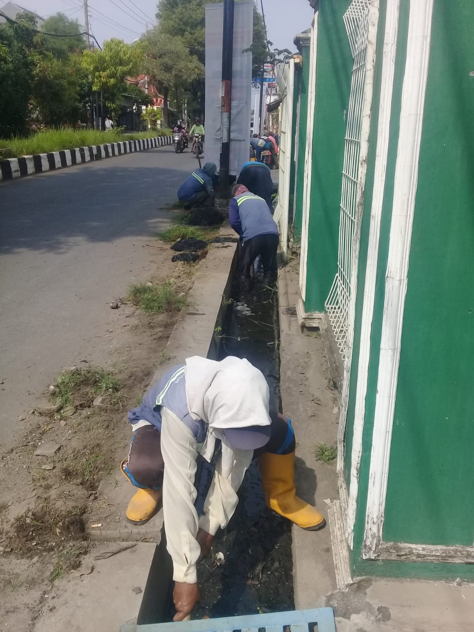 PEMBERSIHAN SALURAN PEMATUS JALAN BINAGRIYA RAYA