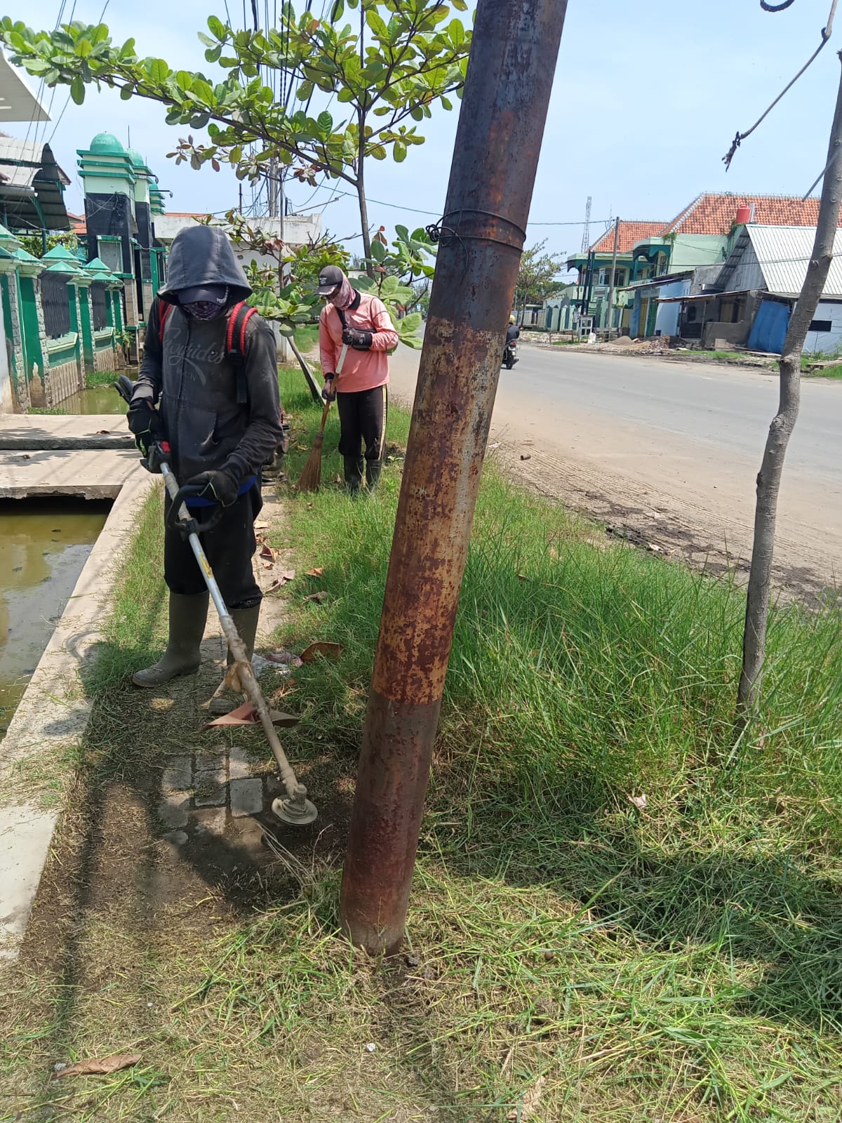 BABAT RUMPUT JALAN KUSUMA BANGSA